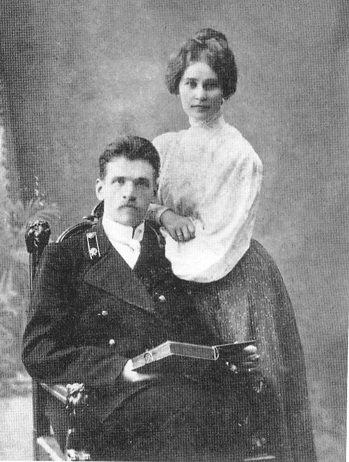 Сяргей Сахараў і Вольга Нікановіч у дзень шлюбу (Люцын, 1905). Крыніца ілюстрацыі: Выбраныя творы / Вольга Сахарава, Сяргей Сахараў ; [укладанне, каментарыі М. Казлоўскага, С. Панізьніка ; прадмова М. Казлоўскага]. – Мінск, 2015. – С. 1 уклейкі паміж с. 304–305.