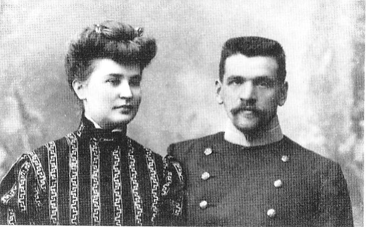 Саяргей і Вольга Сахаравы (Тарту, 1911). Крыніца ілюстрацыі: Выбраныя творы / Вольга Сахарава, Сяргей Сахараў ; [укладанне, каментарыі М. Казлоўскага, С. Панізьніка ; прадмова М. Казлоўскага]. – Мінск, 2015. – С. 1 уклейкі паміж с. 304–305.