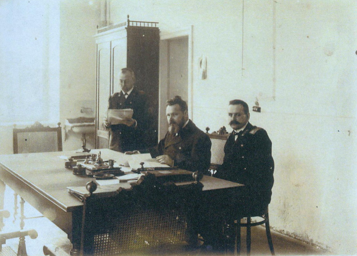 Е.Ф. Карский за рабочим столом. Источник иллюстрации: Жизнь и деятельность академика Е. Ф. Карского : сборник документов и материалов : в 2 ч. / Национальная академия наук Беларуси, Институт истории, Санкт-Петербургский филиал Архива Российской академии наук. – Ч. 1 : Проблемы истории и культуры Беларуси в документальном наследии Е. Ф. Карского. Материалы семьи / [составители: А. В. Унучак и др. ; ответственные редакторы: Л. Д. Бондарь и др.]. – Минск, 2020. – С. 3 вклейки между с. 342–343.