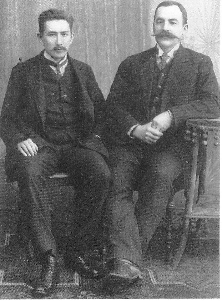 А.Н. Власов (справа) и И.И. Луцкевич. Источник иллюстрации: Жизнь и деятельность академика Е. Ф. Карского : сборник документов и материалов : в 2 ч. / Национальная академия наук Беларуси, Институт истории, Санкт-Петербургский филиал Архива Российской академии наук. – Ч. 1 : Проблемы истории и культуры Беларуси в документальном наследии Е. Ф. Карского. Материалы семьи / [составители: А. В. Унучак и др. ; ответственные редакторы: Л. Д. Бондарь и др.]. – Минск, 2020. – С. 15 вклейки между с. 342–343.