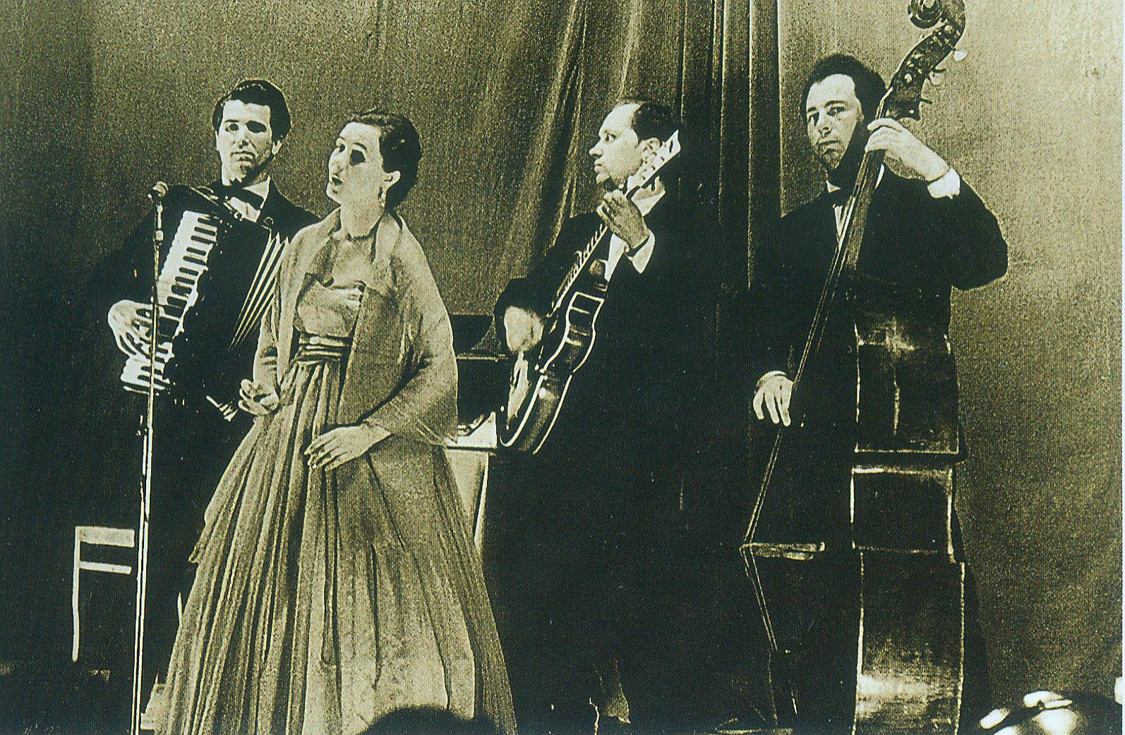 На концерте в Калининграде. В центре Лидия Кармальская и Владимир Мулявин (1958). Источник иллюстрации: Владимир Мулявин. Нота судьбы : [воспоминания, интервью, исслед. / авт. концепции кн., ред.-сост. Л. Крушинская. – Минск, 2004. – С. 1 вклейки между с. 224–225.