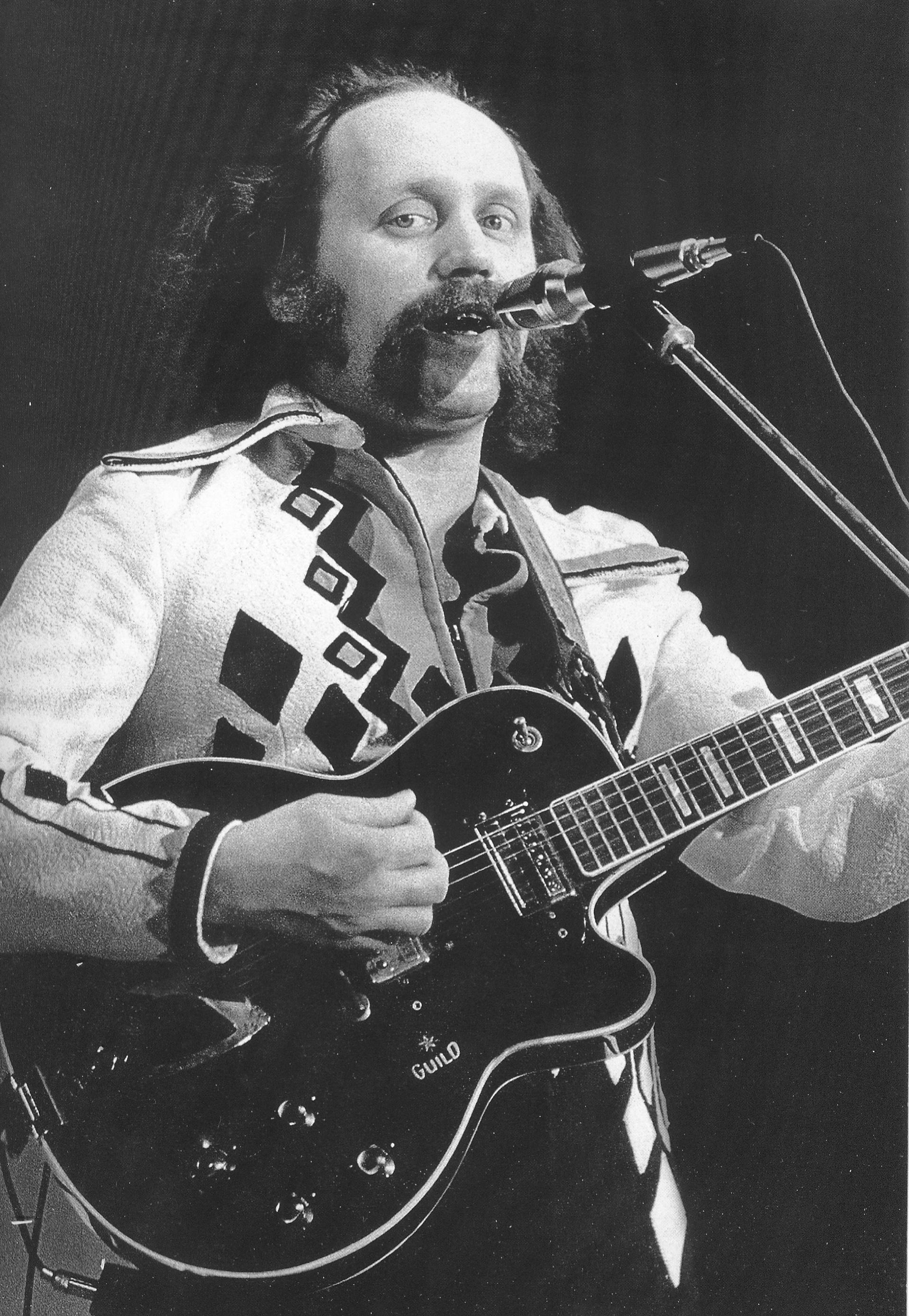 В. Мулявин (1977). Источник иллюстрации: Владимир Мулявин. Нота судьбы : [воспоминания, интервью, исслед. / авт. концепции кн., ред.-сост. Л. Крушинская. – Минск, 2004. – С. 7 вклейки между с. 224–225.