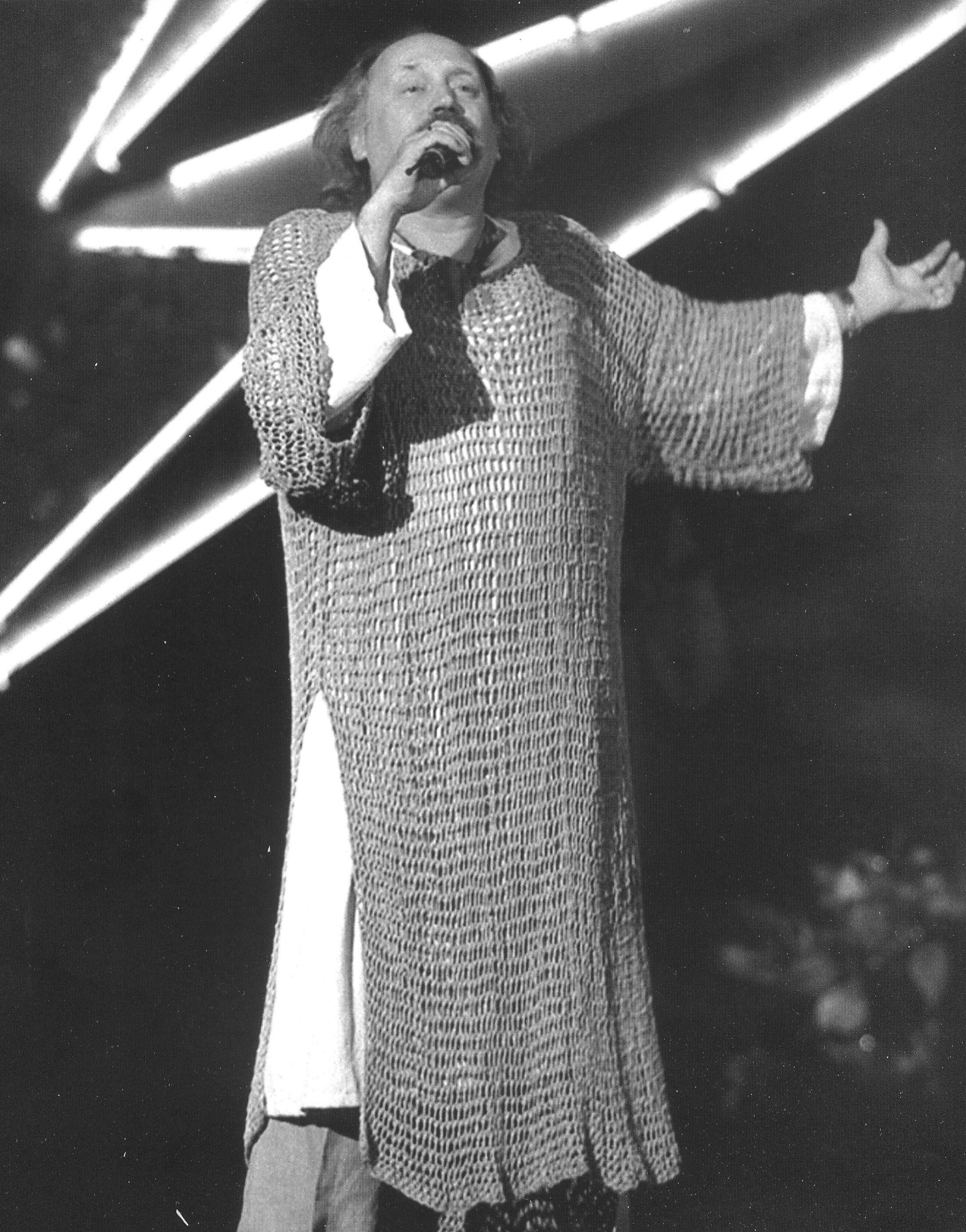 "...За родны народ Беларусі". Премьерное исполнение "Малітвы" на Международном фестивале искусств "Славянский базар в Витебске" (1994). Источник иллюстрации: Владимир Мулявин. "Сэрцам і думамі…" : воспоминания, интервью, исследования / Людмила Крушинская. – Минск, 2015. – С. 8.