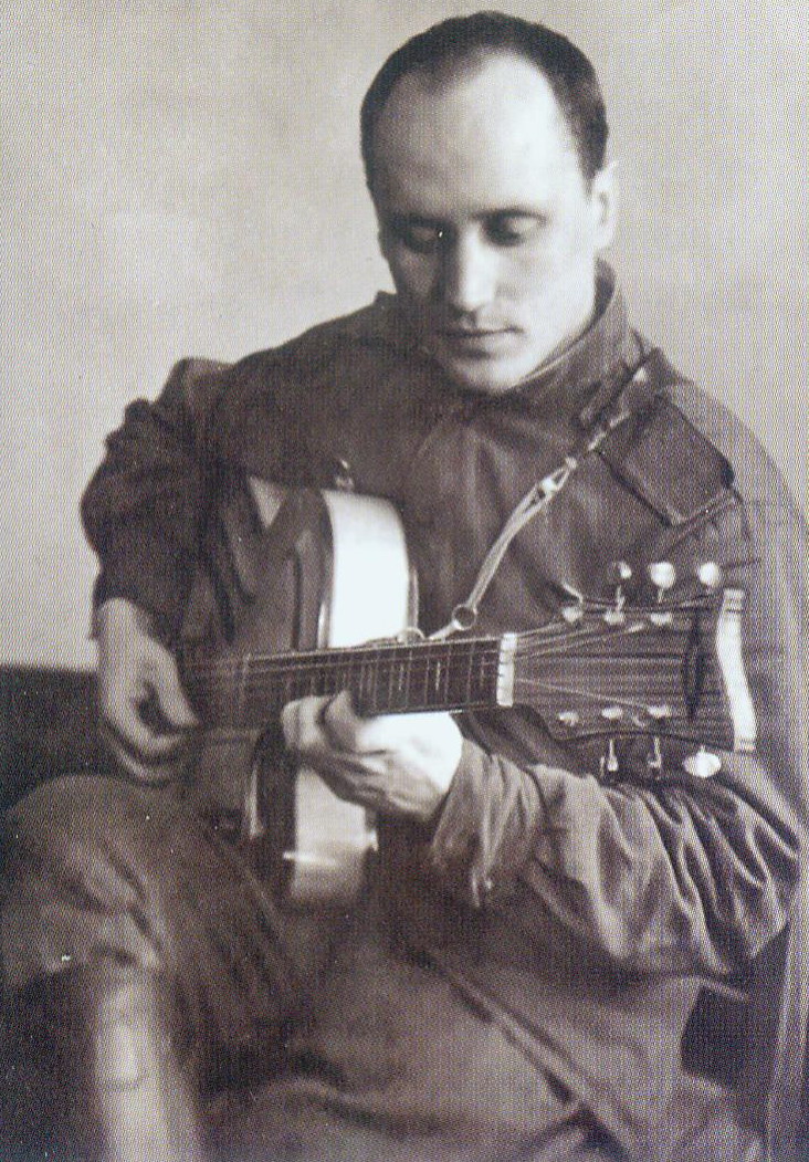 В. Мулявин (1965). Источник иллюстрации: Владимир Мулявин. "Сэрцам і думамі…" : воспоминания, интервью, исследования / Людмила Крушинская. – Минск, 2015. – С. 107.