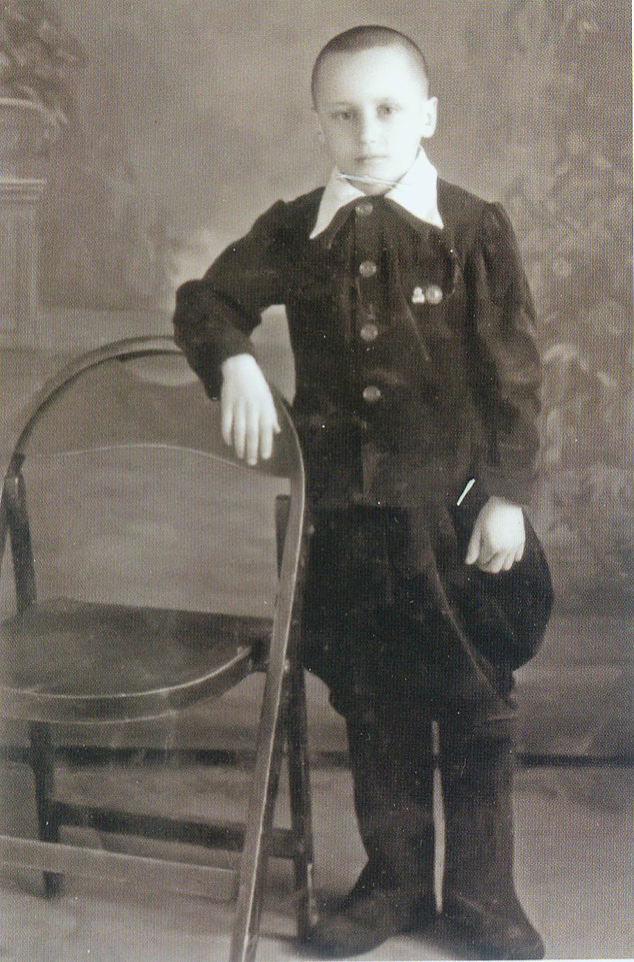 В. Мулявин (начало 1950-х). Источник иллюстрации: Владимир Мулявин. "Сэрцам і думамі…" : воспоминания, интервью, исследования / Людмила Крушинская. – Минск, 2015. – С. 132.