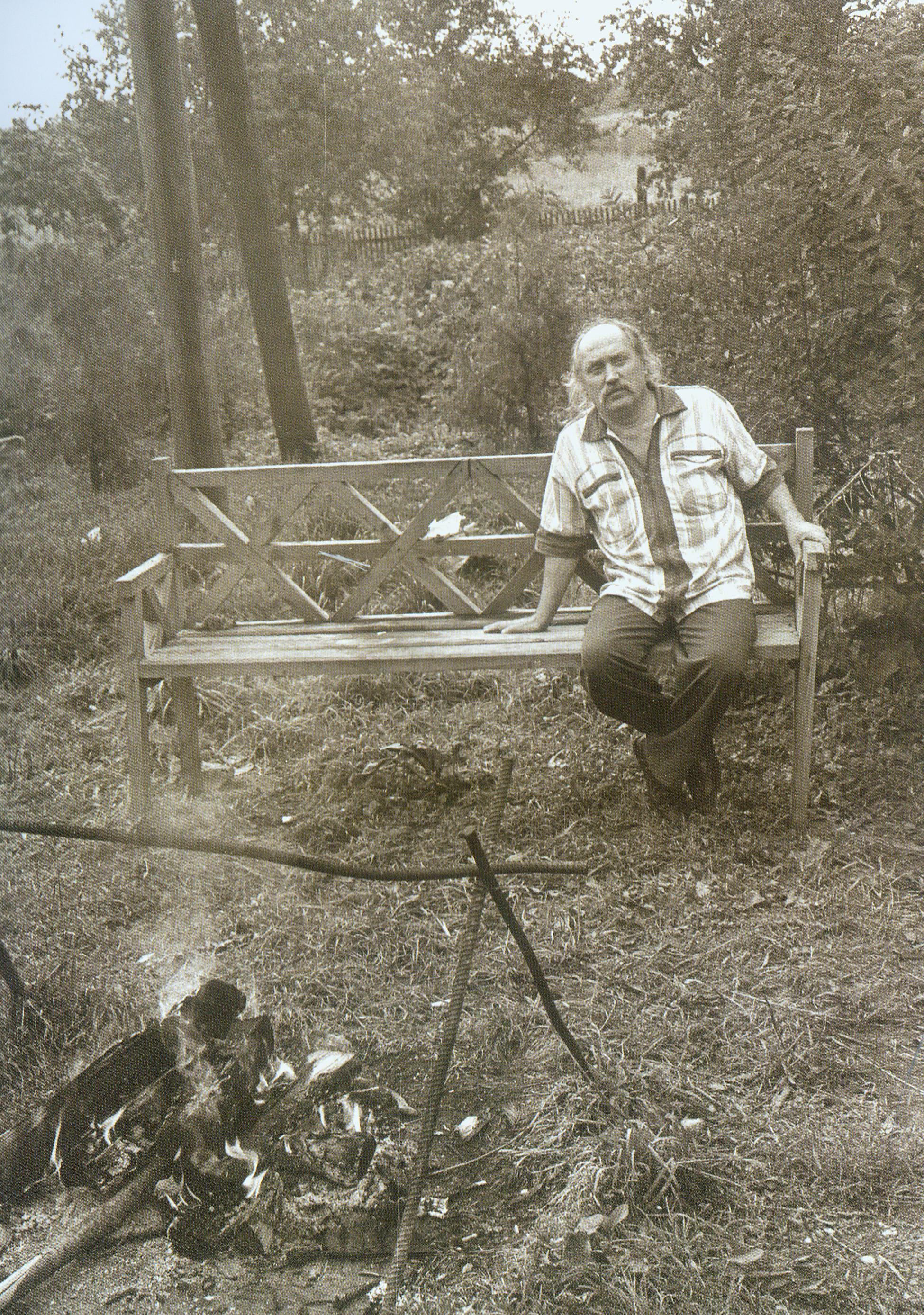 В. Мулявин в усадьбе И.Е. Репина "Здравнево" (1998). Источник иллюстрации: Владимир Мулявин. "Сэрцам і думамі…" : воспоминания, интервью, исследования / Людмила Крушинская. – Минск, 2015. – С. 193.