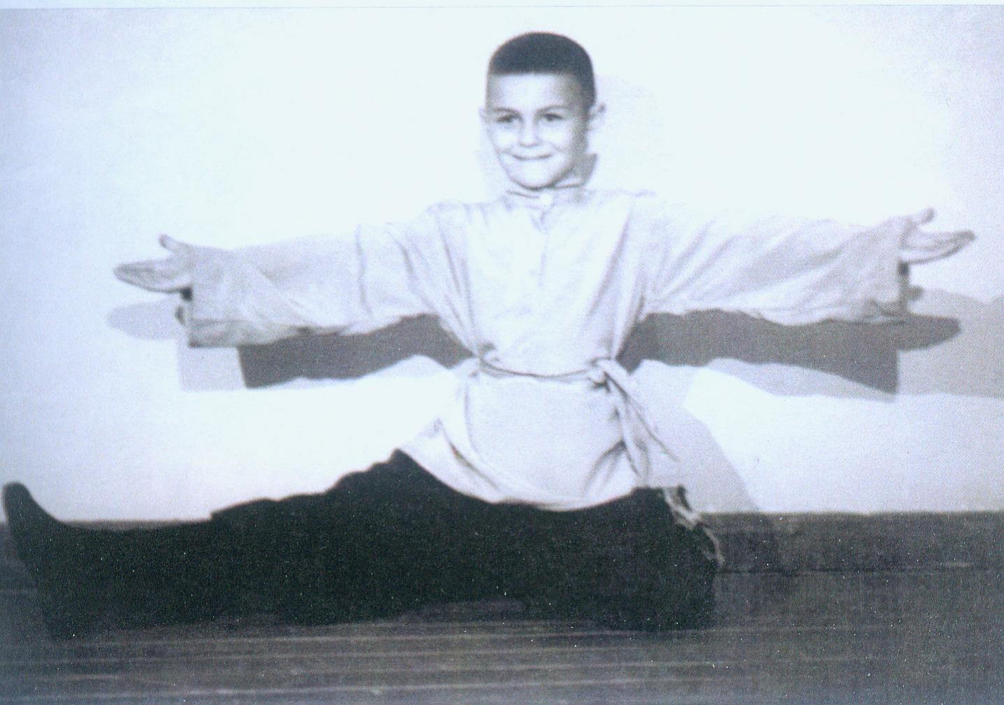 Мікалай Дудчанка ў час выканання "Рускага танца" (1952). Крыніца ілюстрацыі: Неўтаймаваны : да 70-годдзя Мікалая Дудчанкі / [кіраўнік праекта, укладальнік М. А. Козенка].  – Мінск, 2015. – С. 17.