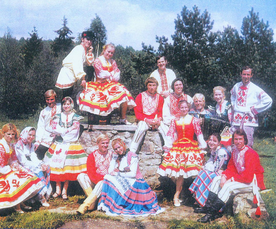 Першыя выканаўцы харэаграфічнага ансамбля "Харошкі" Белдзяржфілармоніі (1974). Крыніца ілюстрацыі: Неўтаймаваны : да 70-годдзя Мікалая Дудчанкі / [кіраўнік праекта, укладальнік М. А. Козенка]. – Мінск, 2015. – С. 145.