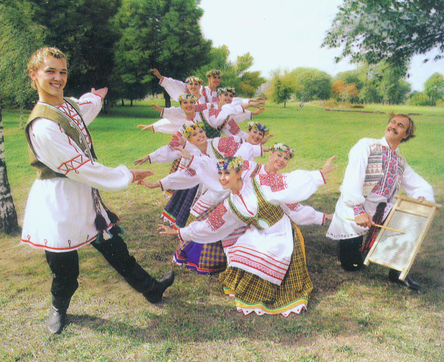 Танец "Гусарыкі". Крыніца ілюстрацыі: Беларускі дзяржаўны заслужаны харэаграфічны ансамбль "Харошкі" = The belarusian state dance company "Khoroshki". – [Б. м. : б. в., 2008?] (Мінск : Полифакт). – С. 4.