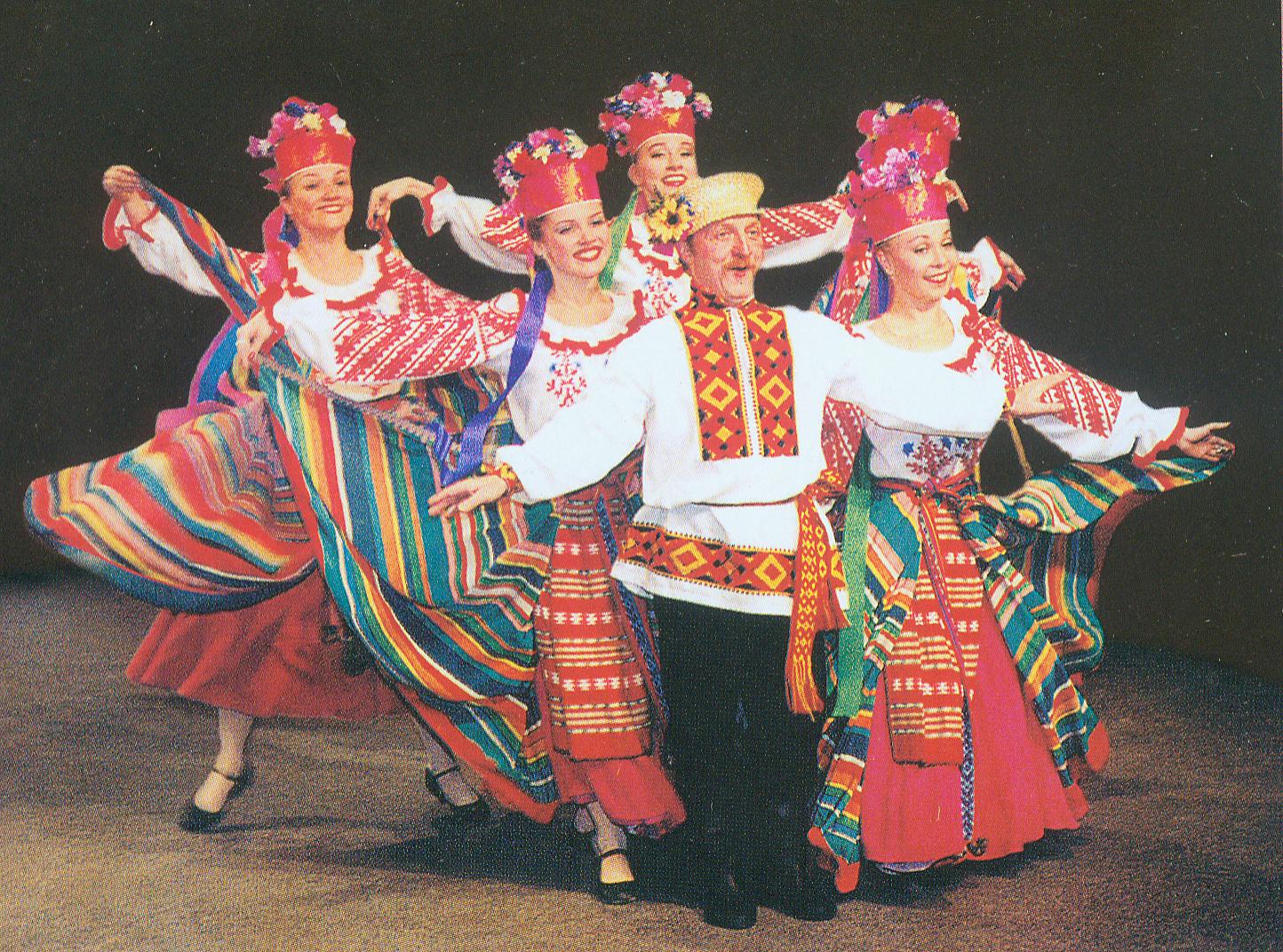 Танец Пава". Крыніца ілюстрацыі: Беларускі дзяржаўны заслужаны харэаграфічны ансамбль "Харошкі" = The belarusian state dance company "Khoroshki". – [Б. м. : б. в., 2008?] (Мінск : Полифакт). – С. 12.