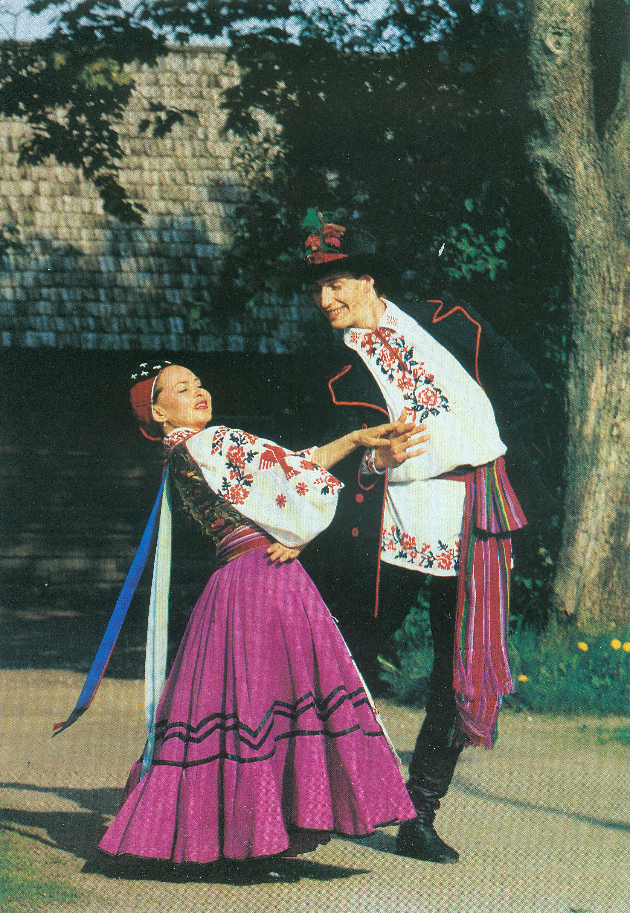 Фрагмент праграмы "Бывай, ХХ стагоддзе!". Крыніца ілюстрацыі: Харошкі : Беларускі дзяржаўны харэаграфічны ансамбль : фотаальбом / фота В.Бараноўскага. – Мінск, 1995. – С. 12.