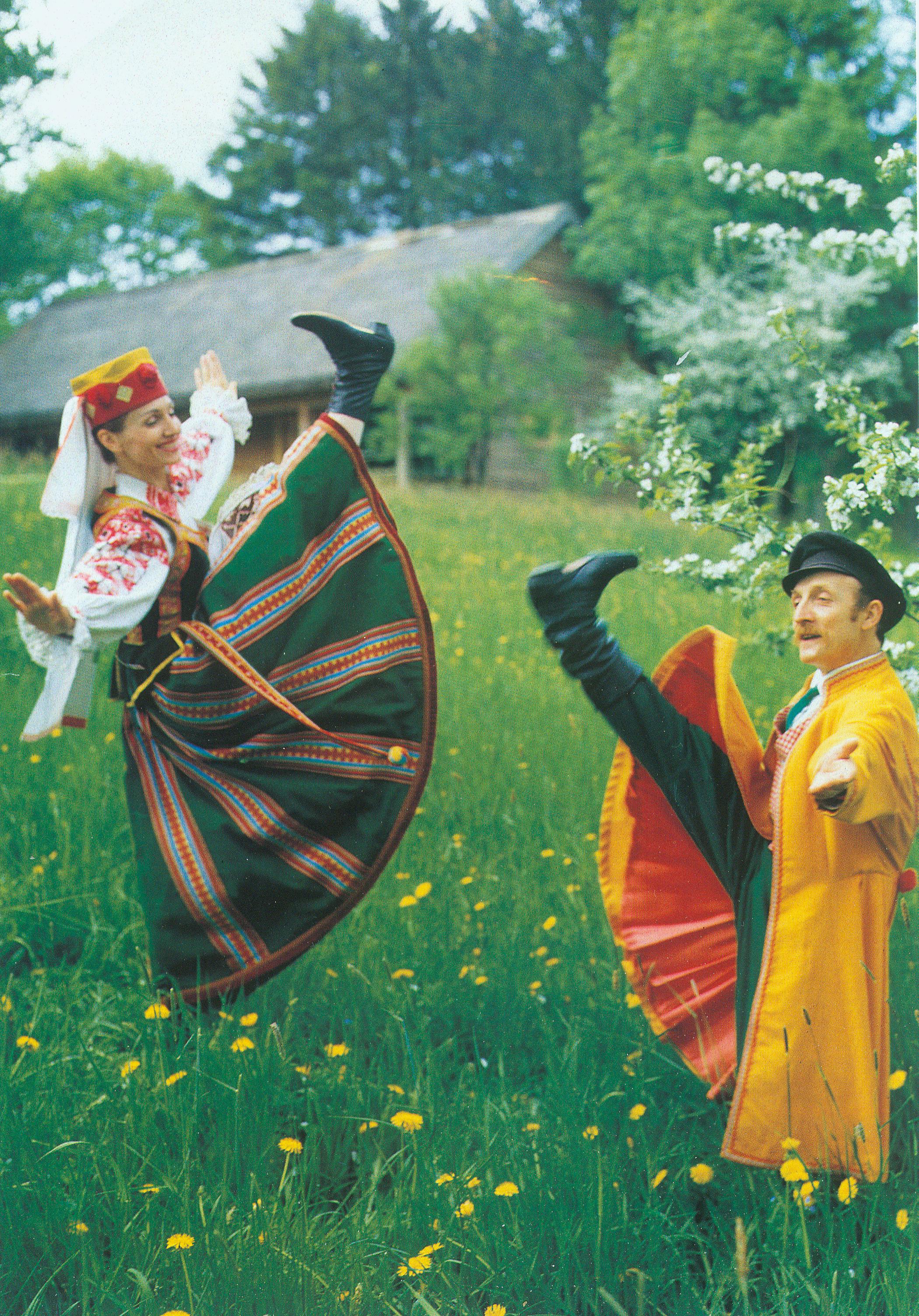 Крыніца ілюстрацыі: Фрагмент праграмы "Бывай, ХХ стагоддзе!". Крыніца ілюстрацыі: Харошкі : Беларускі дзяржаўны харэаграфічны ансамбль : фотаальбом / фота В.Бараноўскага. – Мінск, 1995. – С. 14.