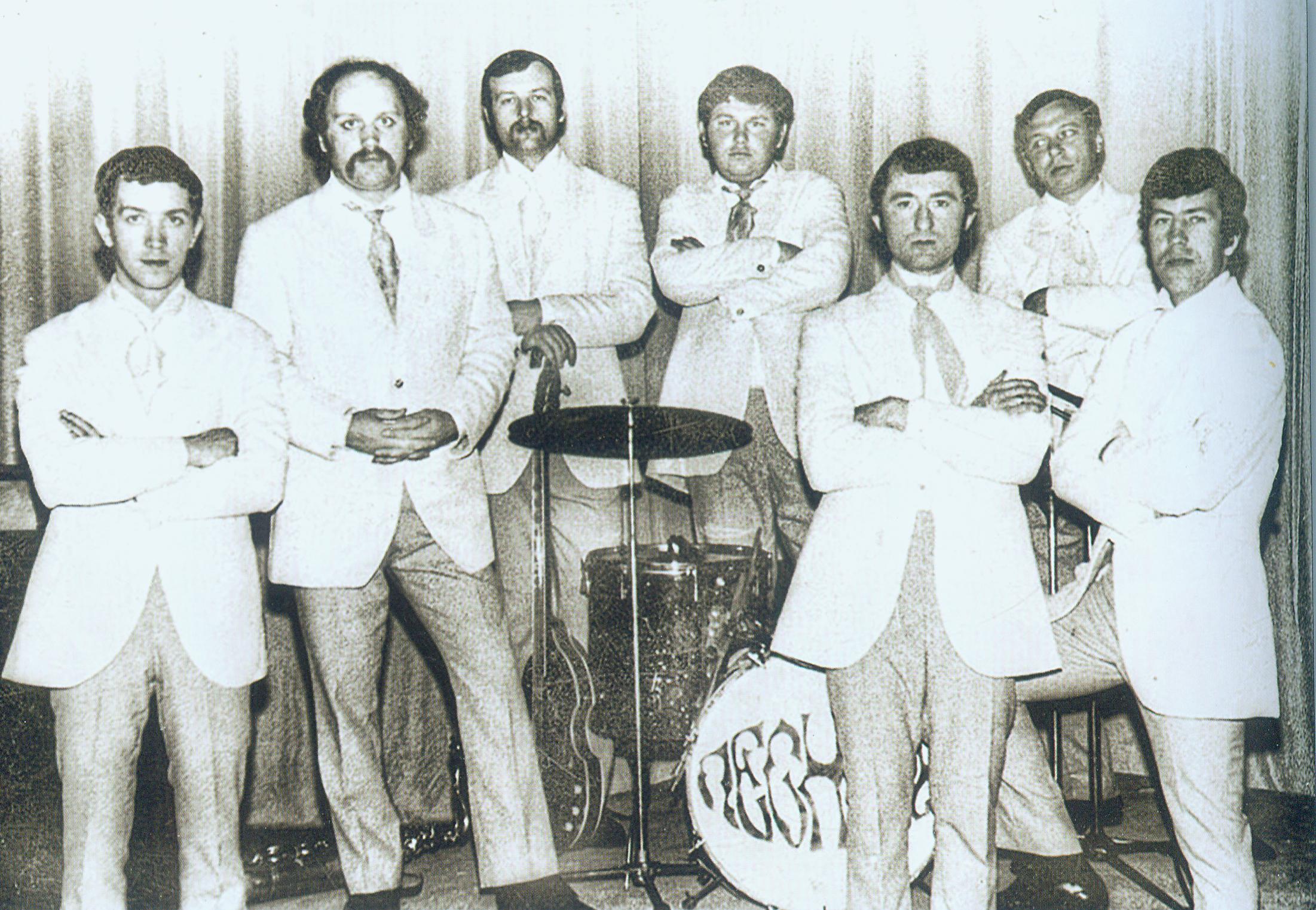 Легенда и слава "Песняров": Л. Борткевич, В. Мулявин, Л. Тышко, А. Демешко, В. Мисевич, В. Мулявин, В. Яшкин (1971). Источник иллюстрации: Владимир Мулявин и Лидия Кармальская. Недосказанное… : исследования, воспоминания, публицистика / Марина Мулявина, Ольга Брилон. – Минск, 2016. – С. 180.