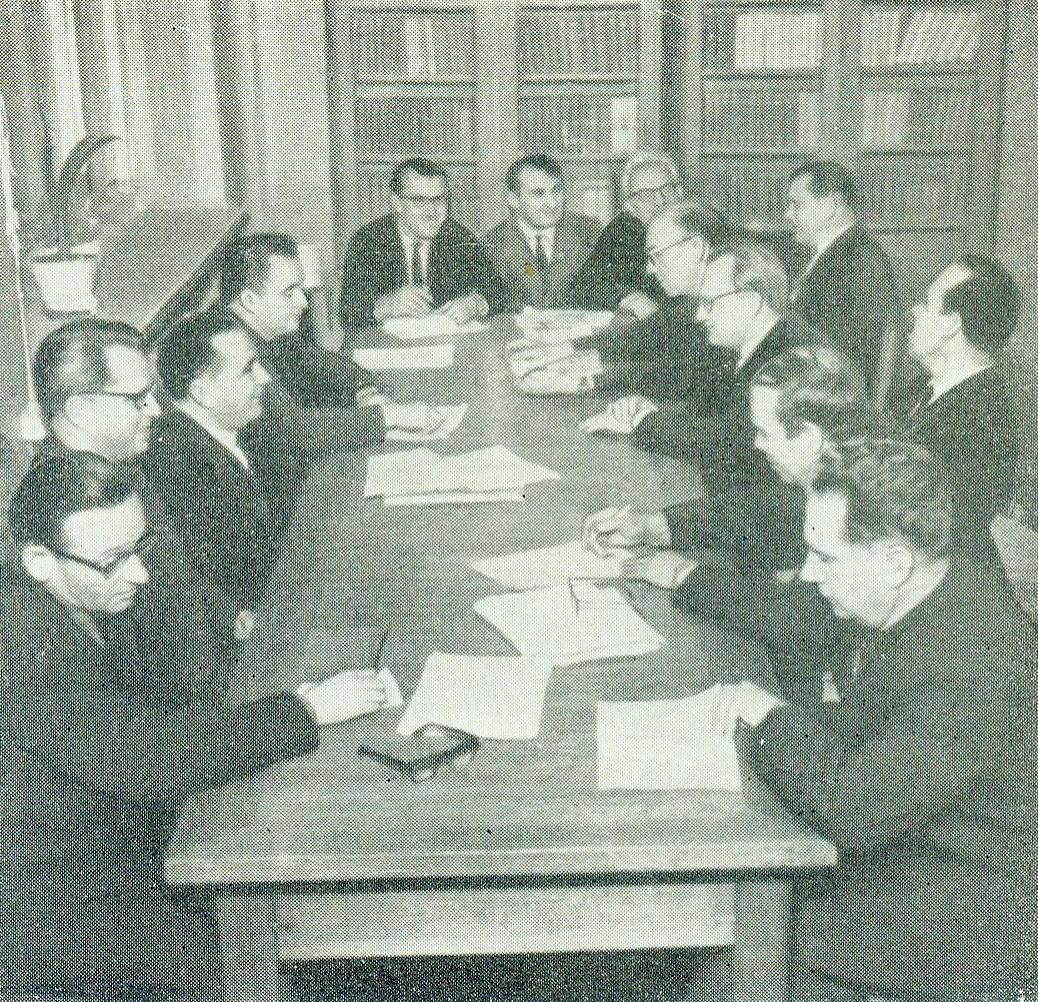 Заседание редсовета политической литературы издательства "Беларусь" (1966). Источник иллюстрации: Издательство "Беларусь" : рекламный проспект / художник Ю. Зайцев. – Минск, 1966. – С. 7.