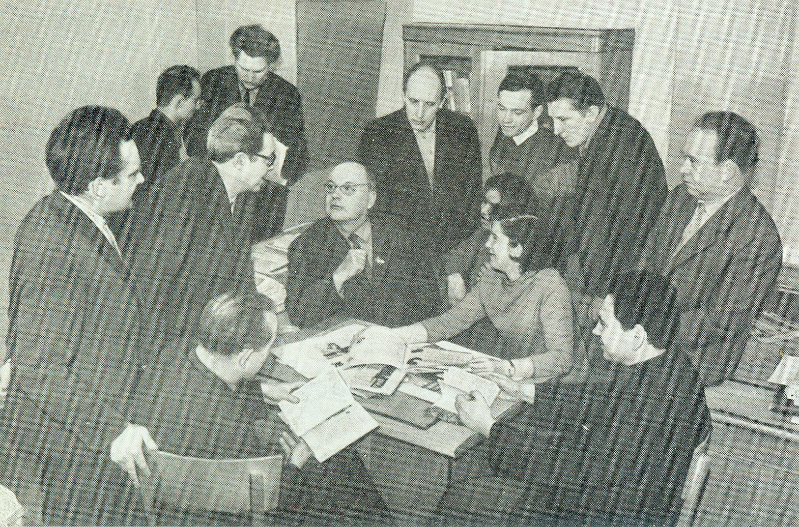 В редакции художественного оформления издательства "Беларусь" обсуждают оригиналы оформления новых изданий (1966). Источник иллюстрации: Издательство "Беларусь" : рекламный проспект / художник Ю. Зайцев. – Минск, 1966. – С. 20.