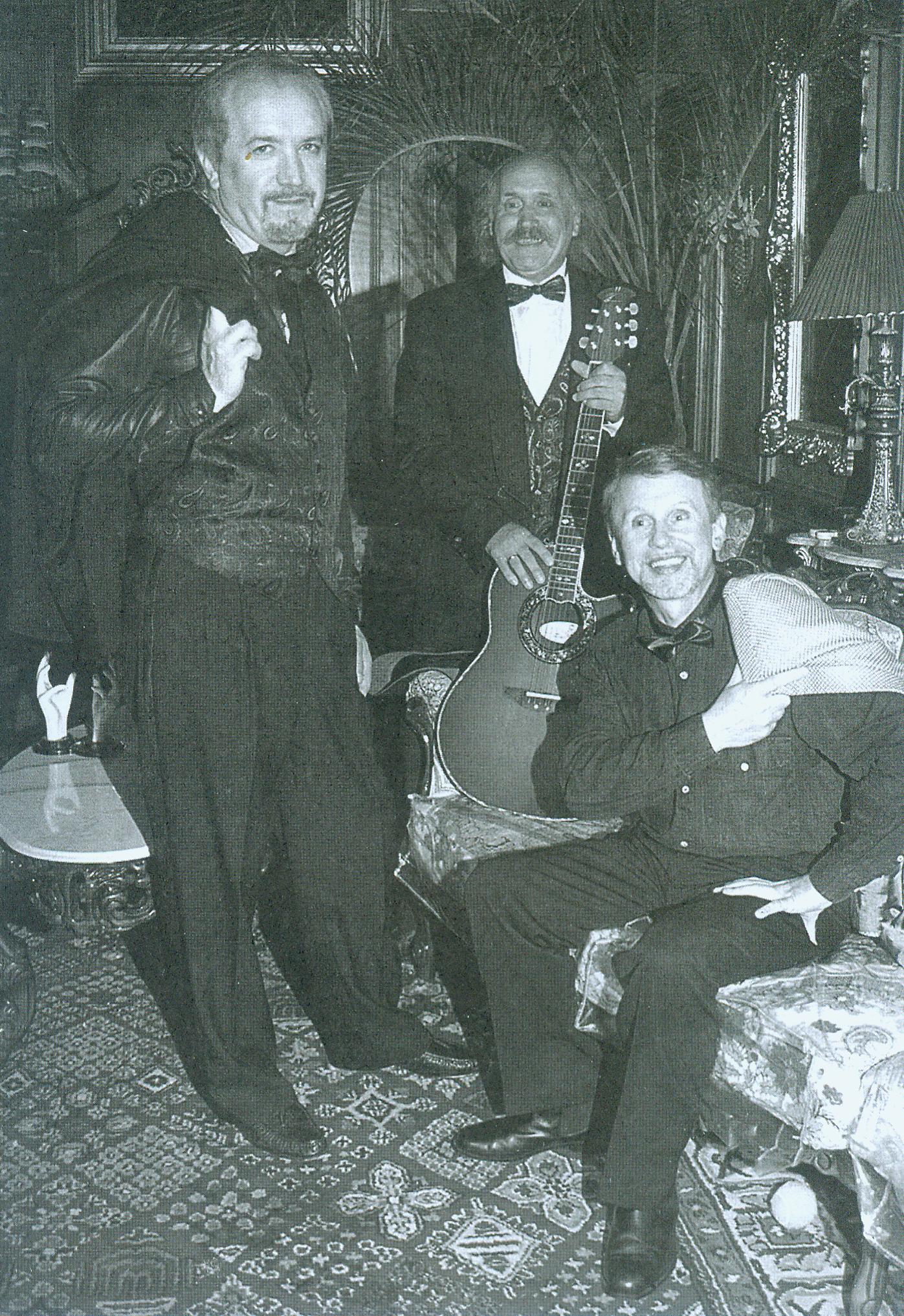 В. Мулявин и А. Кашепаров в гостях у Л. Борткевича в США (1999). Источник иллюстрации: "Песняры" и Ольга / Леонид Борткевич. – Изд. 2-е. – Минск, 2016. – С. 9 вклейки между с. 160–161.