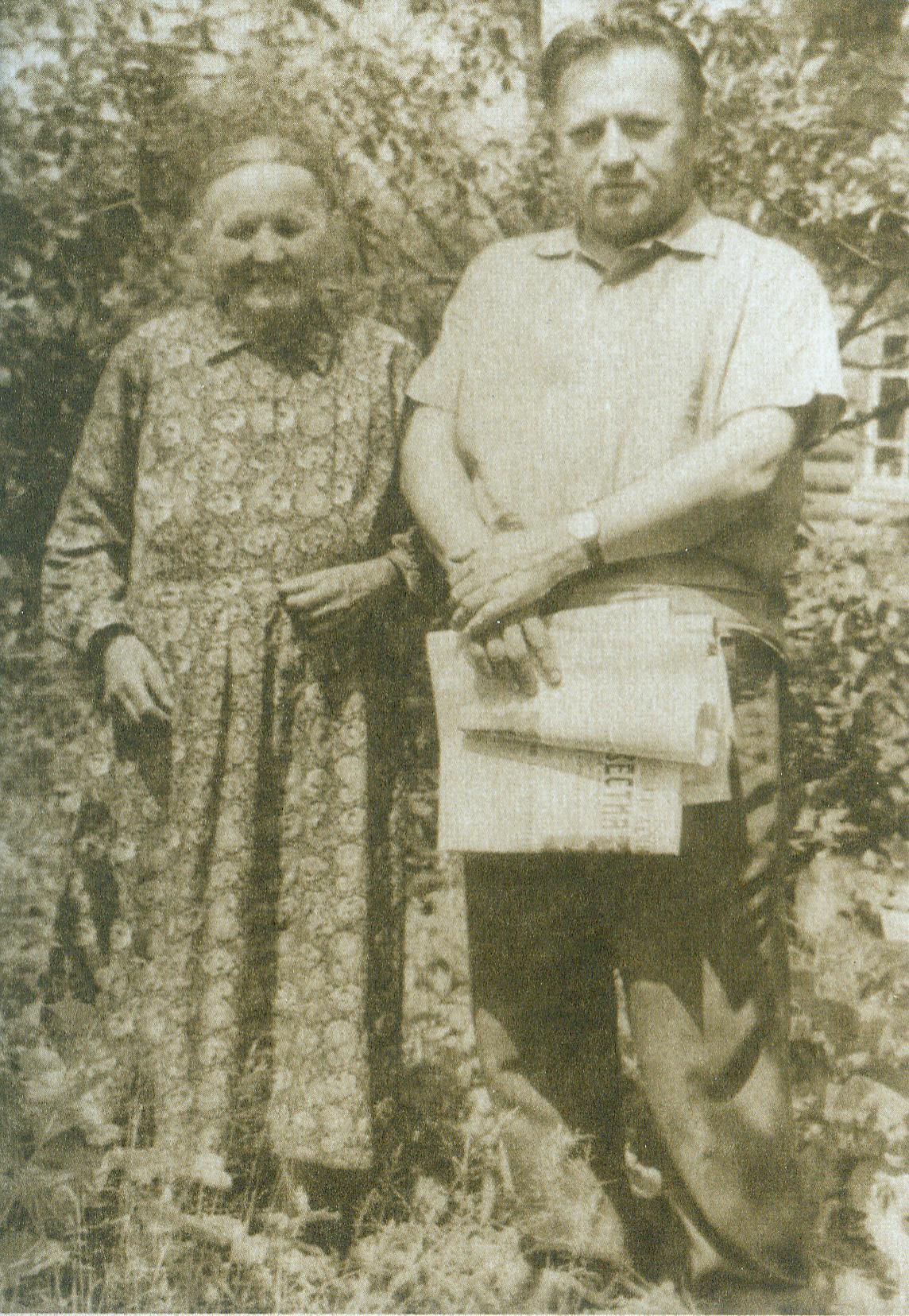 Іван Шамякін з маці Сінклеціяй Сцяпанаўнай (1953). Іван Шамякін (1970-я гг.). Крыніца ілюстрацыі: Збор твораў : у 23 т. / Іван Шамякін ; рэдкалегія: У. В. Гніламёдаў [і інш. ; прадмова У. В. Гніламёдава]. – Мінск, 2014. – Т. 22 : Роздум на апошнім перагоне. Дзённікі 1980–1994 гадоў. – С. 2 уклейкі.