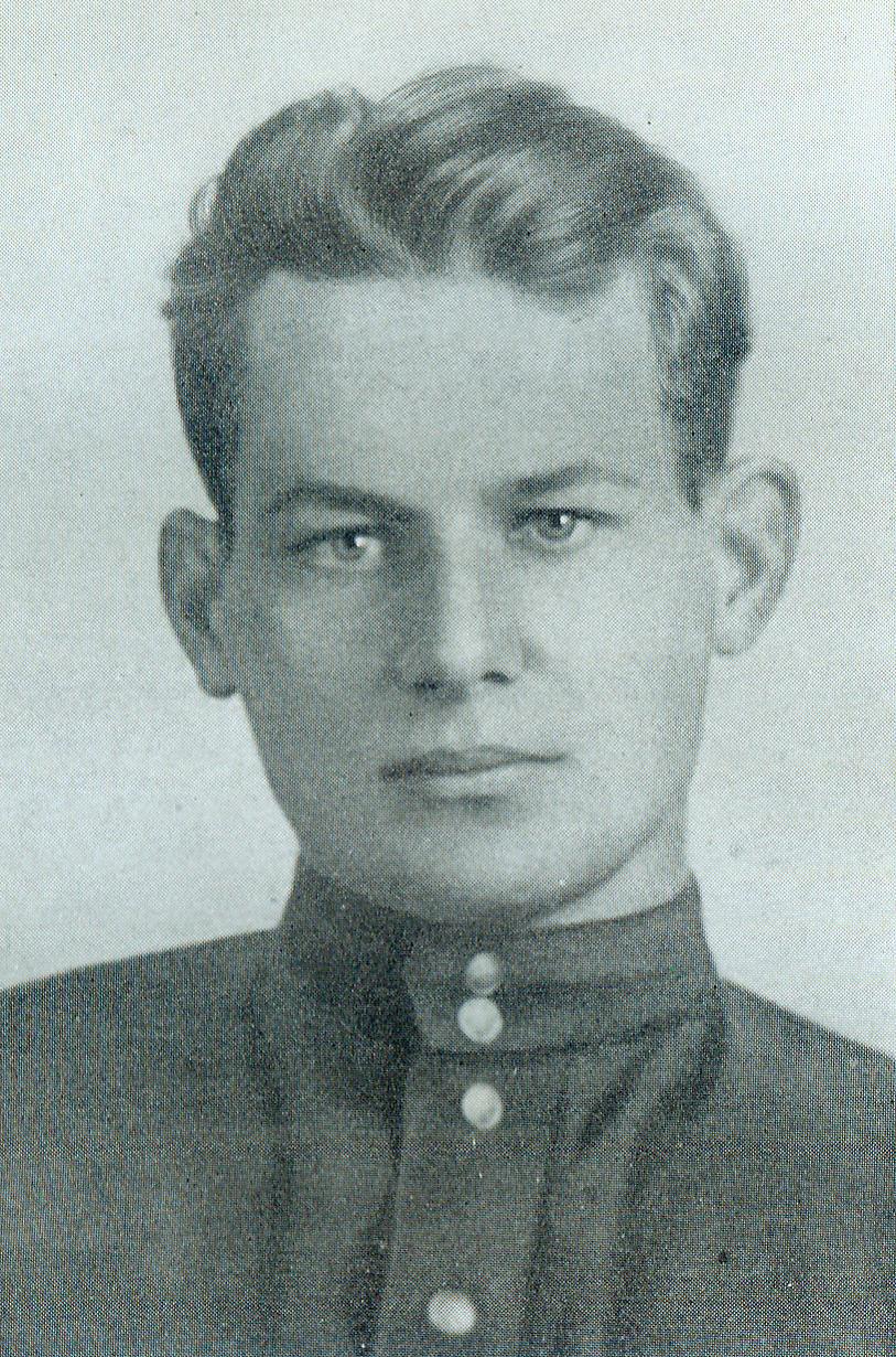 І. Мележ – выкладчык ваеннай падрыхтоўкі ў БДУ (1944). Крыніца ілюстрацыі: Збор твораў : у 10 т. / Іван Мележ ; рэдкалегія: А. М. Адамовіч [і інш. ; аўтар уступнага артыкула А. Адамовіч ; Акадэмія навук БССР, Інстытут літаратуры імя Я. Купалы]. – Т. 1 : Апавяданні, аповесці / рэдактар тома У. В. Гніламёдаў ; падрыхтоўка тэкстаў і каментарыі К. В. Піліповіч. – 1979. – С. 2 уклейкі паміж с. 160–161.