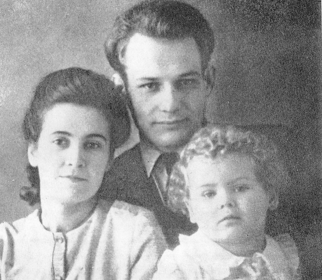 І. Мележ з жонкай Лідзіяй і дачкой Людмілай (1947). Крыніца ілюстрацыі: Збор твораў : у 10 т. / Іван Мележ ; рэдкалегія: А. М. Адамовіч [і інш. ; аўтар уступнага артыкула А. Адамовіч ; Акадэмія навук БССР, Інстытут літаратуры імя Я. Купалы]. – Т. 1 : Апавяданні, аповесці / рэдактар тома У. В. Гніламёдаў ; падрыхтоўка тэкстаў і каментарыі К. В. Піліповіч. – 1979. – С. 2 уклейкі паміж с. 288–289.