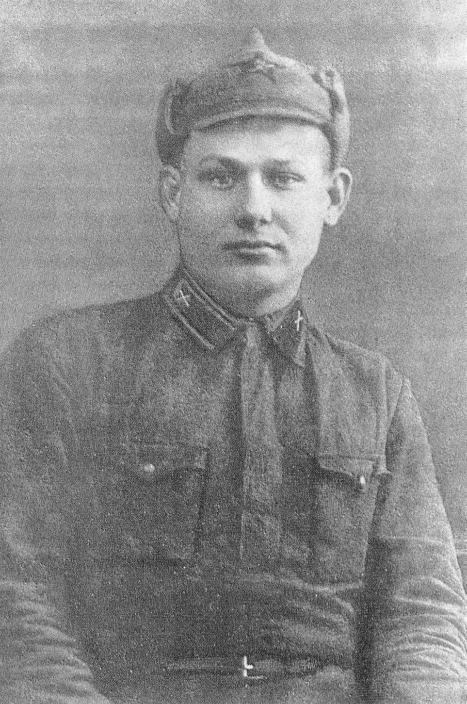 І. Мележ у час службы ў Чырвонай Арміі (1940). Крыніца ілюстрацыі: Збор твораў : у 10 т. / Іван Мележ ; рэдкалегія: А. М. Адамовіч [і інш. ; аўтар уступнага артыкула А. Адамовіч ; Акадэмія навук БССР, Інстытут літаратуры імя Я. Купалы]. – Т. 9 : Першая кніга. Дзённікі, запісныя кніжкі. Накіды, слоўнік, пагаворкі, асобныя выразы. Аўтабіяграфічныя запіскі. Крытыка, публіцыстыка / рэдактар тома М. А. Тычына ; падрыхтоўка тэкстаў і каментарыі К. В. Піліповіч. – 1984. – С. 1 уклейкі паміж с. 160–161.