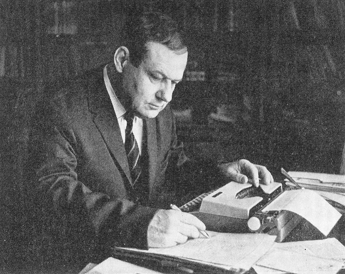 І. Мележ за рабочым сталом (1974). Крыніца ілюстрацыі: Збор твораў : у 10 т. / Іван Мележ ; рэдкалегія: А. М. Адамовіч [і інш. ; аўтар уступнага артыкула А. Адамовіч ; Акадэмія навук БССР, Інстытут літаратуры імя Я. Купалы]. – Т. 10 : Эпісталярная спадчына (1945–1976) ; Летапіс жыцця і творчасці / рэдактар тома А. П. Мартунёнак ; збор эпісталярнай спадчыны, падрыхтоўка тэкстаў і каментарыяў, летапісу жыцця і творчасці, паказальнікаў Л. М. Мазанік. – 1985. С. 1 уклейкі паміж с. 96–97.