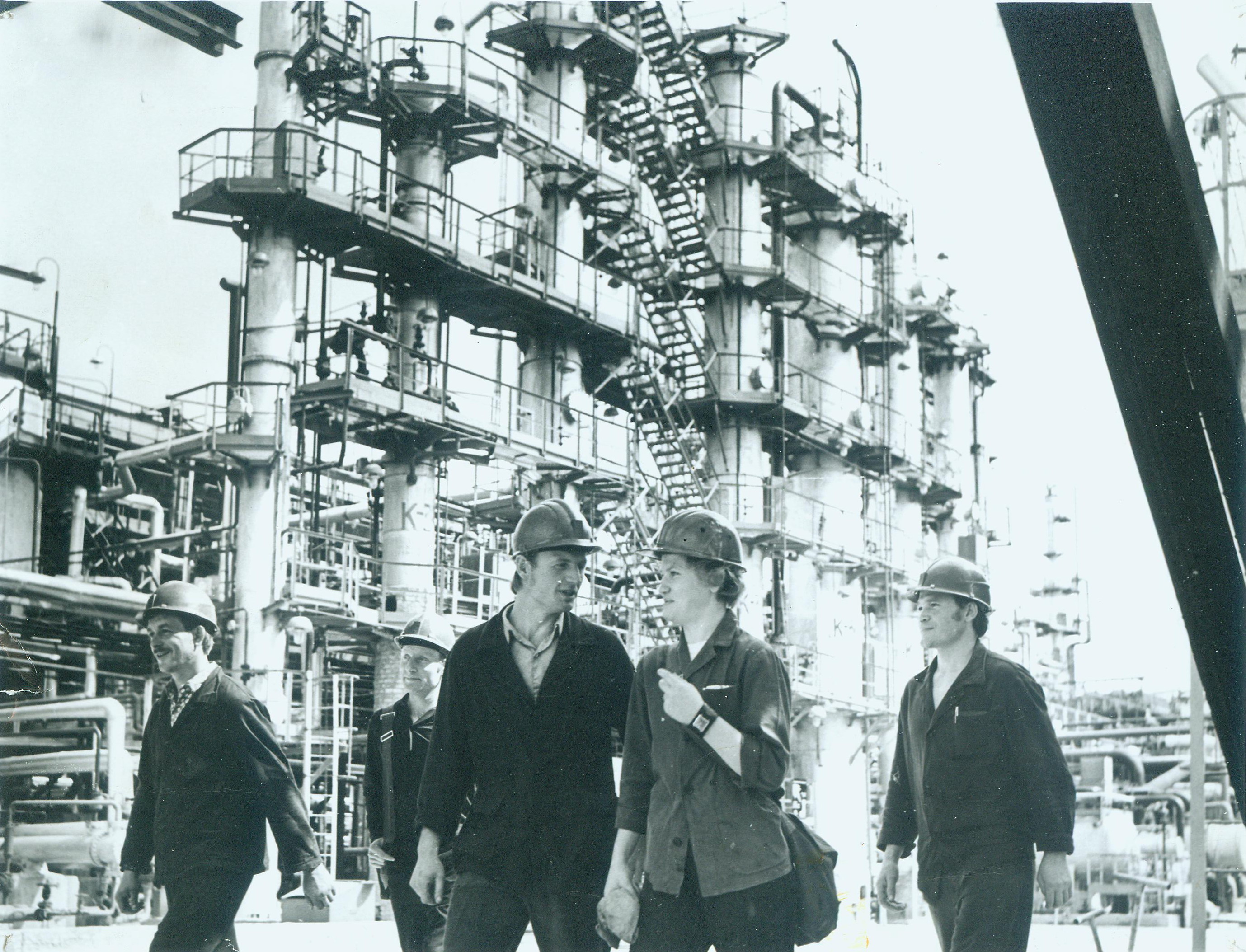 Общий вид головной технологической установки Мозырского нефтеперерабатывающего завода (1975). Источник иллюстрации: Фотодокументы 60 лет БССР и КПБ [Изоматериал] : комплект фотографий. ― [Б. м. : б. и., 1978].  – Л. 26.