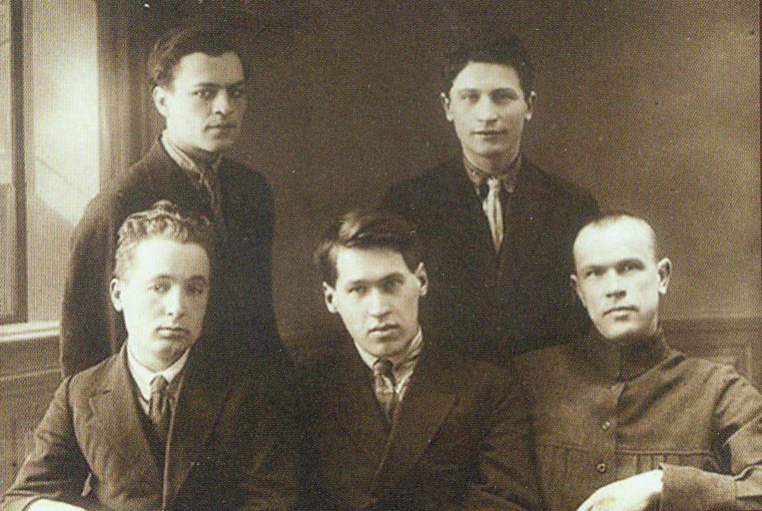 Рэдкалегія часопіса "Узвышша". Злева направа: сядзяць – К. Чорны, У. Дубоўка, К. Крапіва; стаяць – А. Бабарэка, Я. Пушча (1927). Крыніца ілюстрацыі: Кандрат Крапіва. Шлях да неўміручасці : [успаміны, эсэ / укладальніца, аўтар прадмовы А. Атраховіч]. – Мінск, 2020. – С. 5 уклейкі паміж с. 48–49. 