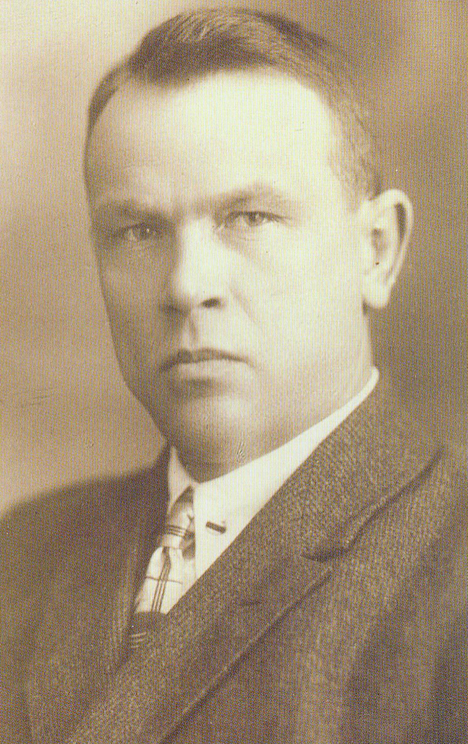 К. Крапіва (пач. 1930-х гг.). Крыніца ілюстрацыі: Кандрат Крапіва. Шлях да неўміручасці : [успаміны, эсэ / укладальніца, аўтар прадмовы А. Атраховіч]. – Мінск, 2020. – С. 6 уклейкі паміж с. 48–49. 