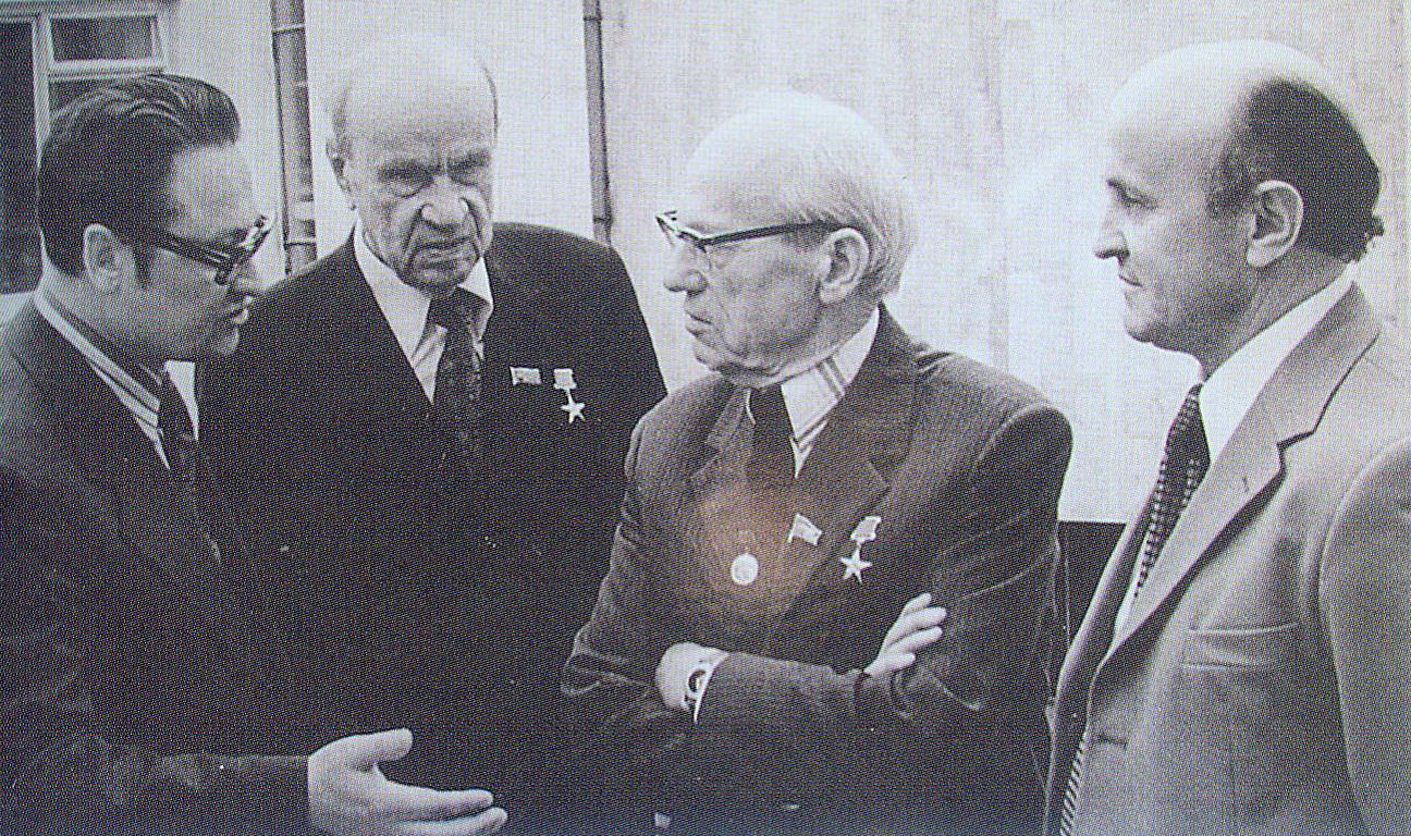 Злева направа: Г. Бураўкін, К. Крапіва, П. Броўка, М. Матукоўскі. Крыніца ілюстрацыі: Кандрат Крапіва. Шлях да неўміручасці : [успаміны, эсэ / укладальніца, аўтар прадмовы А. Атраховіч]. – Мінск, 2020. – С. 5 уклейкі паміж с. 96–97. 