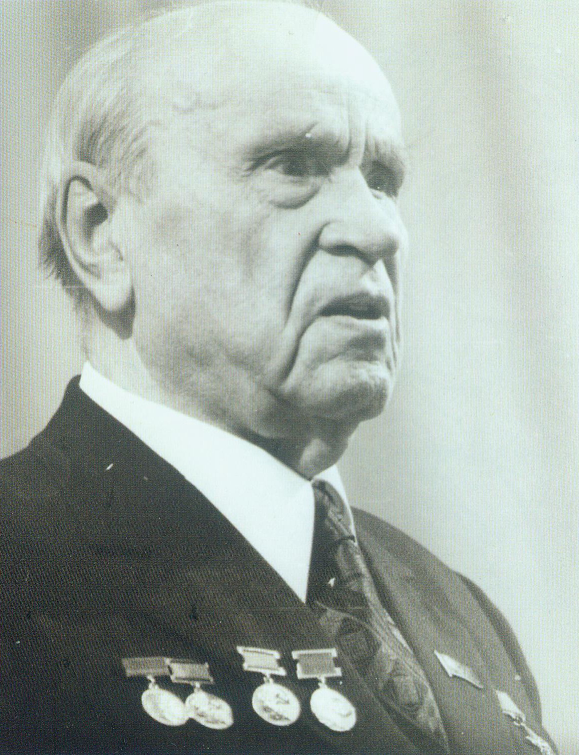 К. Крапіва на святкаванні свайго 85-годдзя (1981). Крыніца ілюстрацыі: Кандрат Крапіва. Шлях да неўміручасці : [успаміны, эсэ / укладальніца, аўтар прадмовы А. Атраховіч]. – Мінск, 2020. – С. 9 уклейкі паміж с. 96–97. 