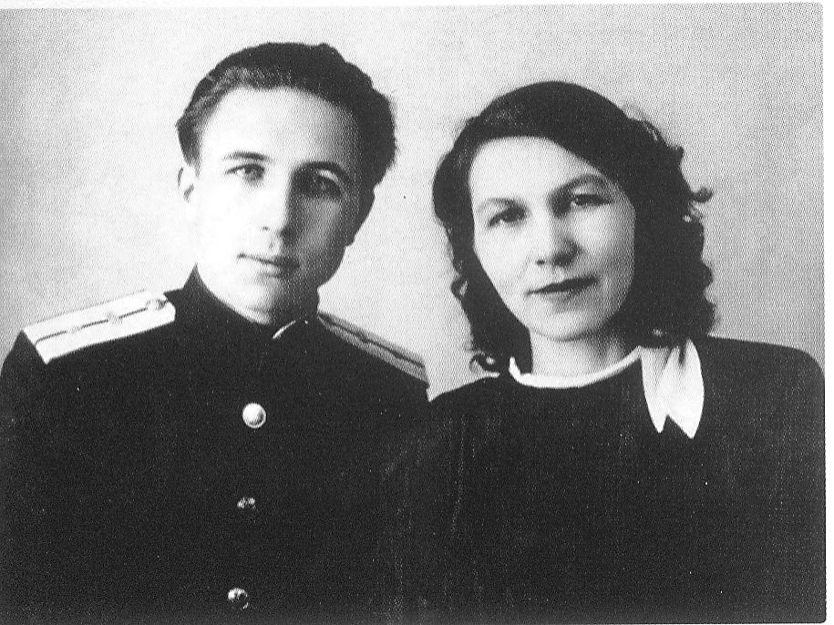 Евгений Глебов с матерью Раисой Федоровной (1950). Источник иллюстрации: Композиторы Беларуси : Николай Аладов, Евгений Глебов, Сергей Кортес : [для среднего и старшего школьного возраста] / Р. Н. Аладова, Н. Г. Ганул, С. Н. Немцова-Амбарян. – Минск, 2019. – С. 30. 