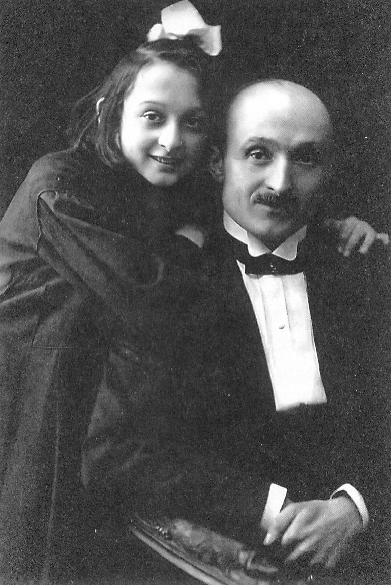 Канстнацін Алексютовіч з дачкой Ларысай. Крыніца ілюстрацыі: Ігуменскі павет : [артыкулы, нарысы, эсэ] / Алесь Карлюкевіч. – Мінск, 2020. – С. 26.