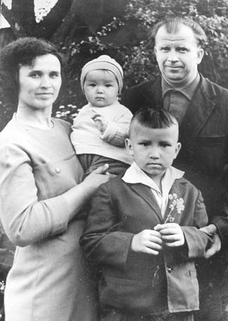 Анісся і Уладзімір Бядулі з дачкой Святланай і сынам Валерыем (1967). Крыніца ілюстрацыі: Сельская  газета. – 2017. – 23 мая (№ 57). – С. 8. 