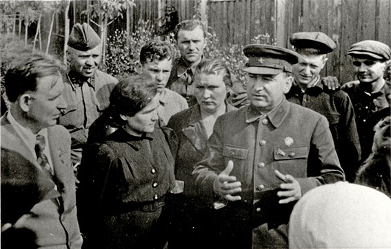 Начальник Центрального штаба партизанского движения П.К. Пономаренко беседует с группой витебских и могилевских партизан (Москва, июль 1942 г.). Источник иллюстрации: http://www.warmuseum.by/news/lyudi_i_sudby/ponomarenko-panteleymon-kondratevich/?sphrase_id=118