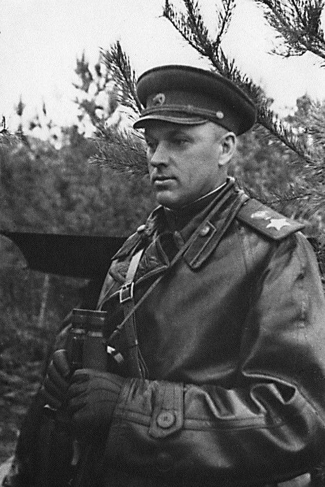 Канстанцін Канстанцінавіч Ракасоўскі на камандным пункце 1-га Беларускага фронту (канец 1944 – пачатак 1945). Крыніца ілюстрацыі: http://www.warheroes.ru/hero/hero.asp?photo_id=757