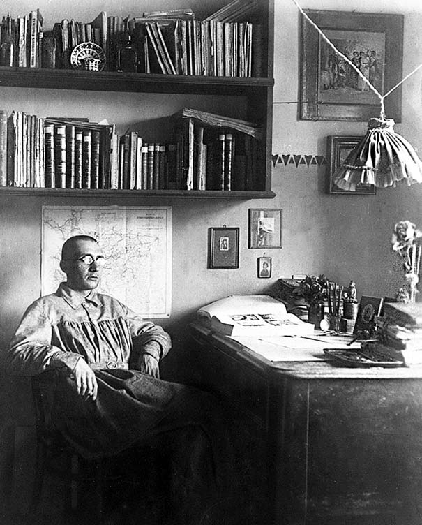 М. Шчакаціхін у працоўным кабінеце (Мінск, сярэдзіна 1920-х гг.). Крыніца ілюстрацыі: Краязнаўчая газета. – 2016. – кастрычнік (№ 38). – С. 7.