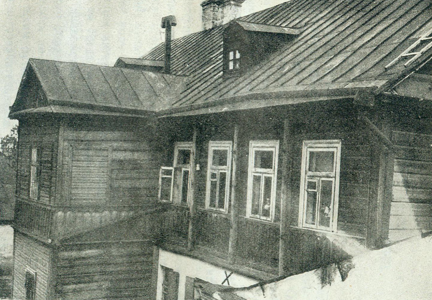 Дом у Мінску, дзе нарадзіўся М. Багдановіч (1928). Крыніца ілюстрацыі: Творы М. Багдановіча : [у 2 т.] / пад рэдакцыяй І. І. Замоціна. – Менск, 1928. – Т. 2 : Празаічныя творы. Тэкст. Увагі. Дадаткі. – Уклейка паміж с. 118–119.