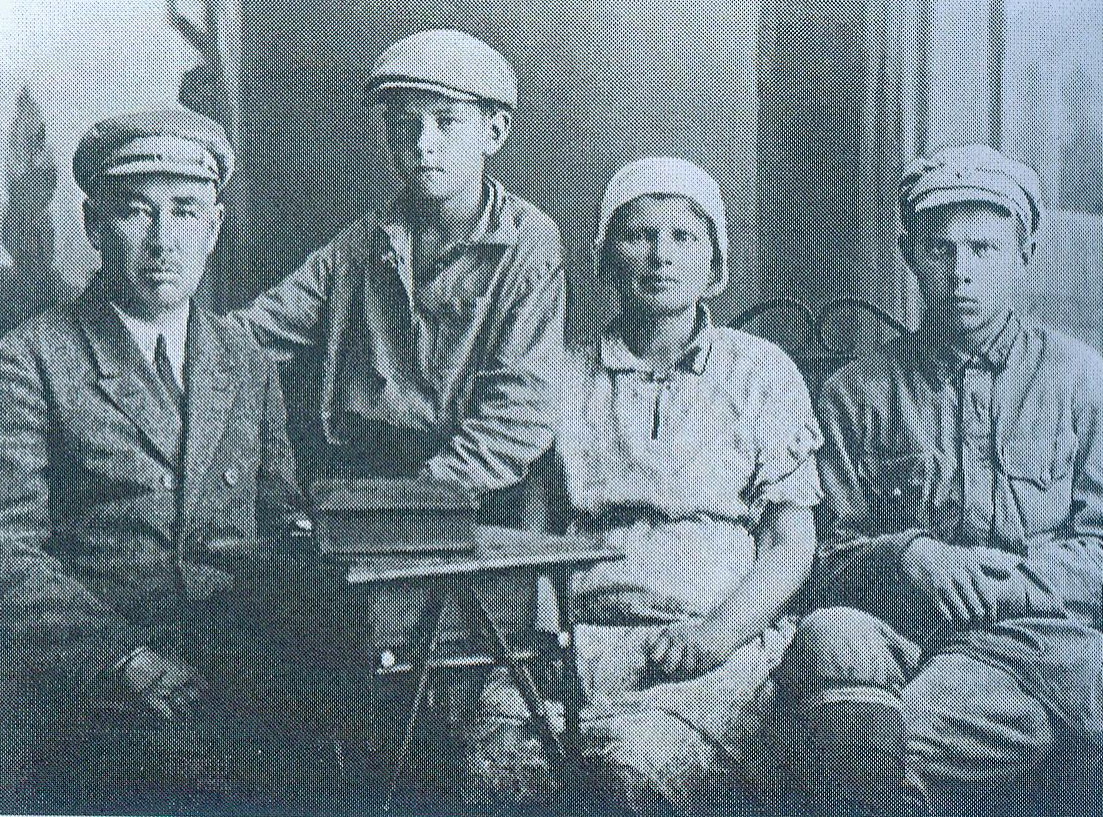 Сям'я У. Ігнатоўскага: У. Ігнатоўскі, сын Валянцін, жонка Марыя Севасц'янаўна (дзявочае Арэф'ева), сын Міхаіл. (Канец 1920-х гг.). Крыніца ілюстрацыі: Выбранае / Усевалад Ігнатоўскі ; [укладанне, прадмова і каментар: Г. Запартыка ; навуковы рэдактар І. Саверчанка]. – Мінск, 2018. – С. 5. уклейкі паміж с. 480–481.