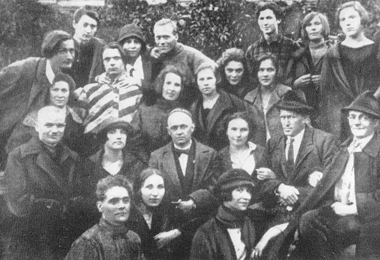 Трупа тэатра (1928). Крыніца ілюстрацыі: Беларускі тэатр імя Якуба Коласа / Уладзімір Няфёд. – Мінск, 1976. – С. 5  уклейкі паміж с. 64–65.