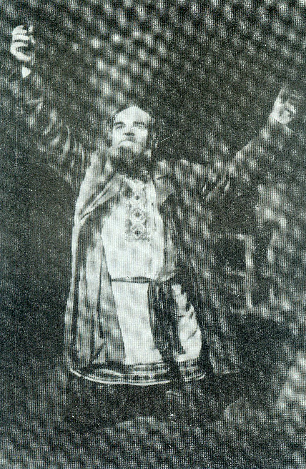 Цімох Сяргейчык у ролі Лявона ў п'есе Я. Купалы "Раскіданае гняздо". Крыніца ілюстрацыі: Беларускі тэатр імя Якуба Коласа / Уладзімір Няфёд. – Мінск, 1976. – С. 4 уклейкі паміж с. 116–117.