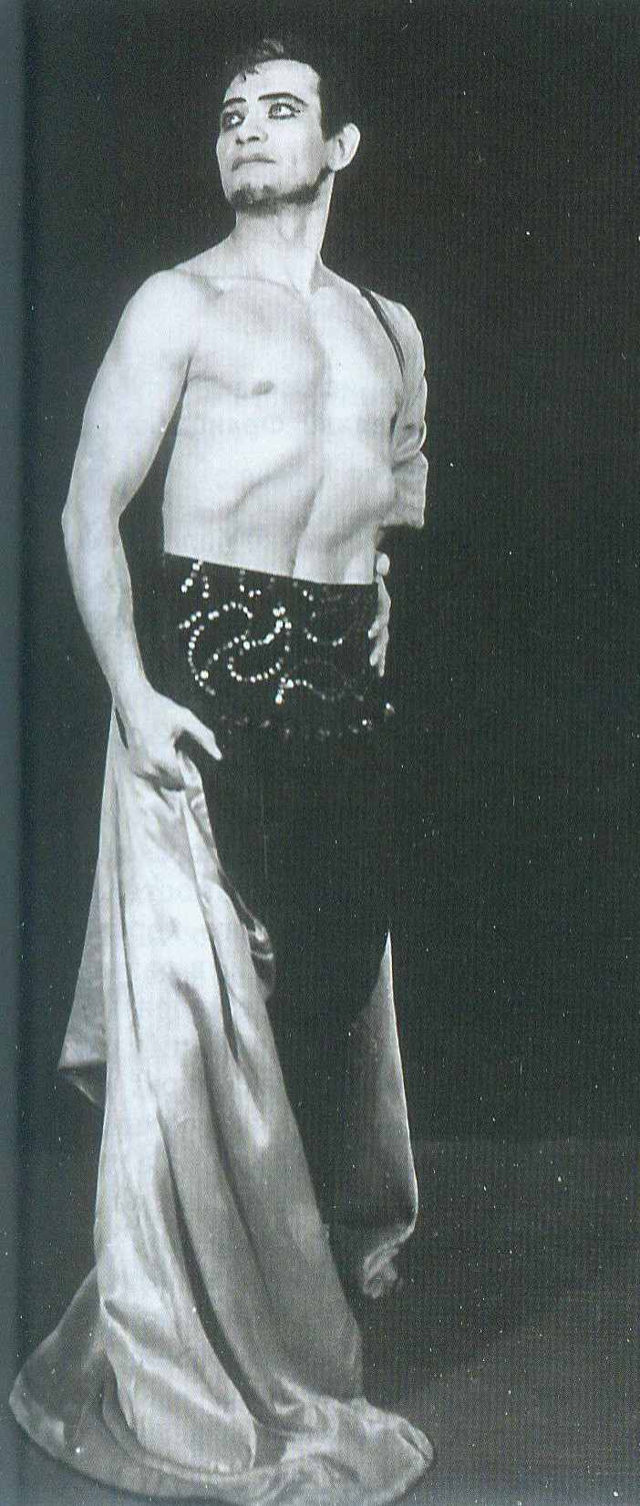 Сямён Дрэчын у ролі Конрада ў балеце "Карсар" (1957). Крыніца ілюстрацыі: Партер. – 2017. – № 8. – С. 25.