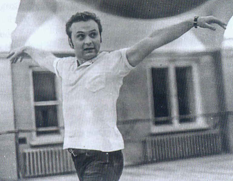 Валентин Елизарьев во время репетиции балета "Кармен-сюита". Источник иллюстрации: Партер. – 2019. – № 3. – С. 32.