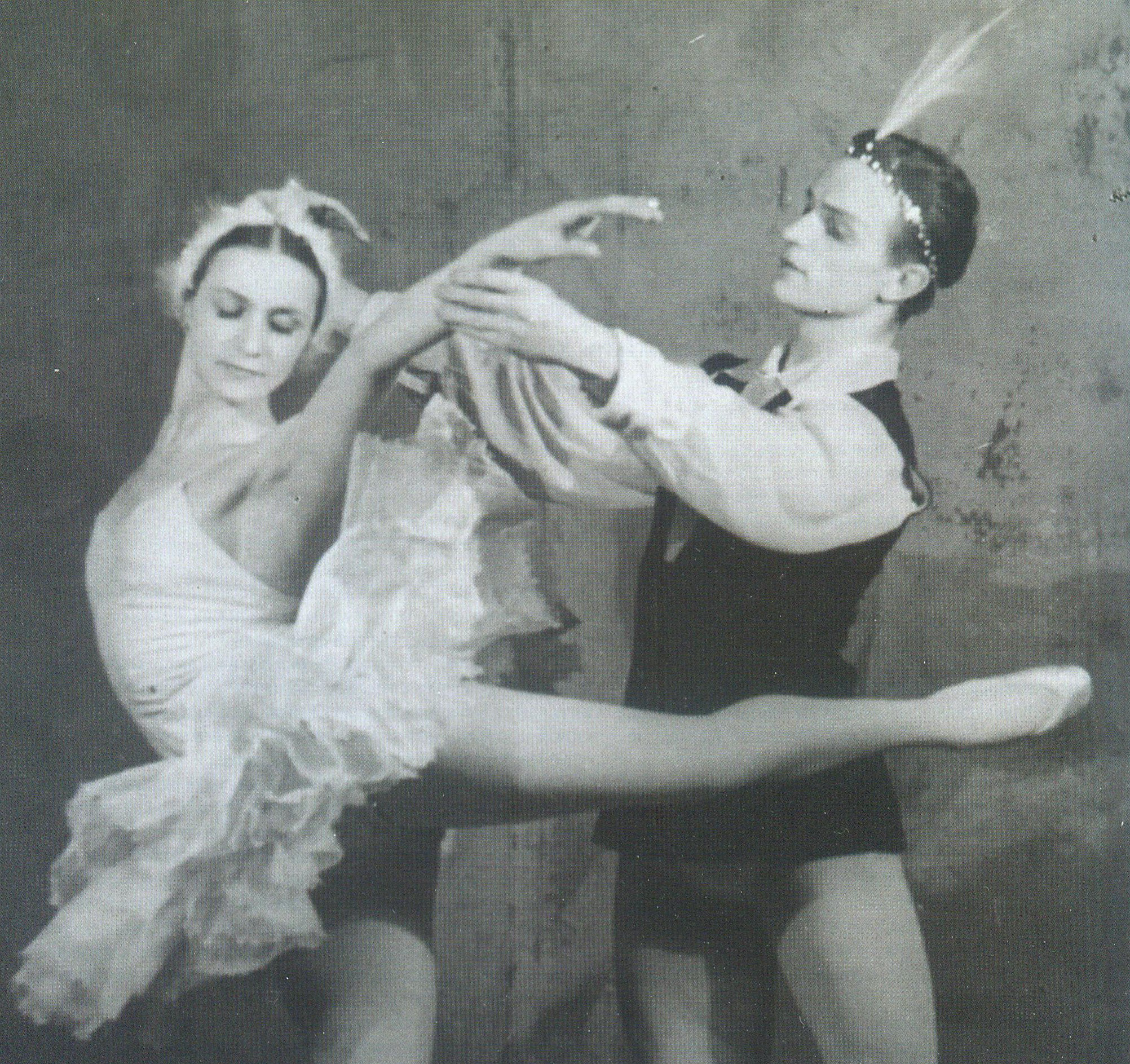 Лидия Ряженова и Валерий Миронов в балете "Лебединое озеро". Источник иллюстрации: Партер. – 2019. – № 3. – С. 38.