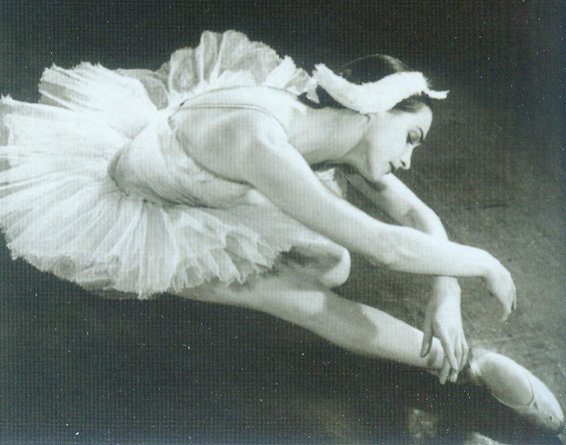 Лидия Ряженова в партии Одетты в балете "Лебединое озеро". Источник иллюстрации: Партер. – 2019. – № 3. – С. 40.