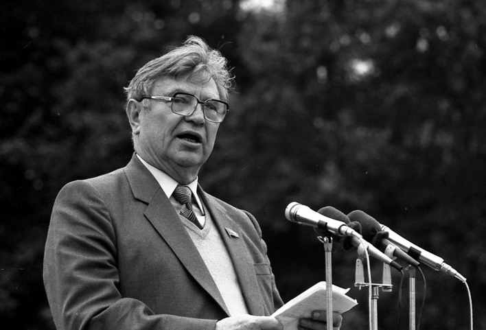 Народный поэт Беларуси М. Танк выступает на празднике поэзии, посвященном 105-летию Я. Купалы (1987, БЕЛТА). Источник иллюстрации: http://minsk950.belta.by/tank