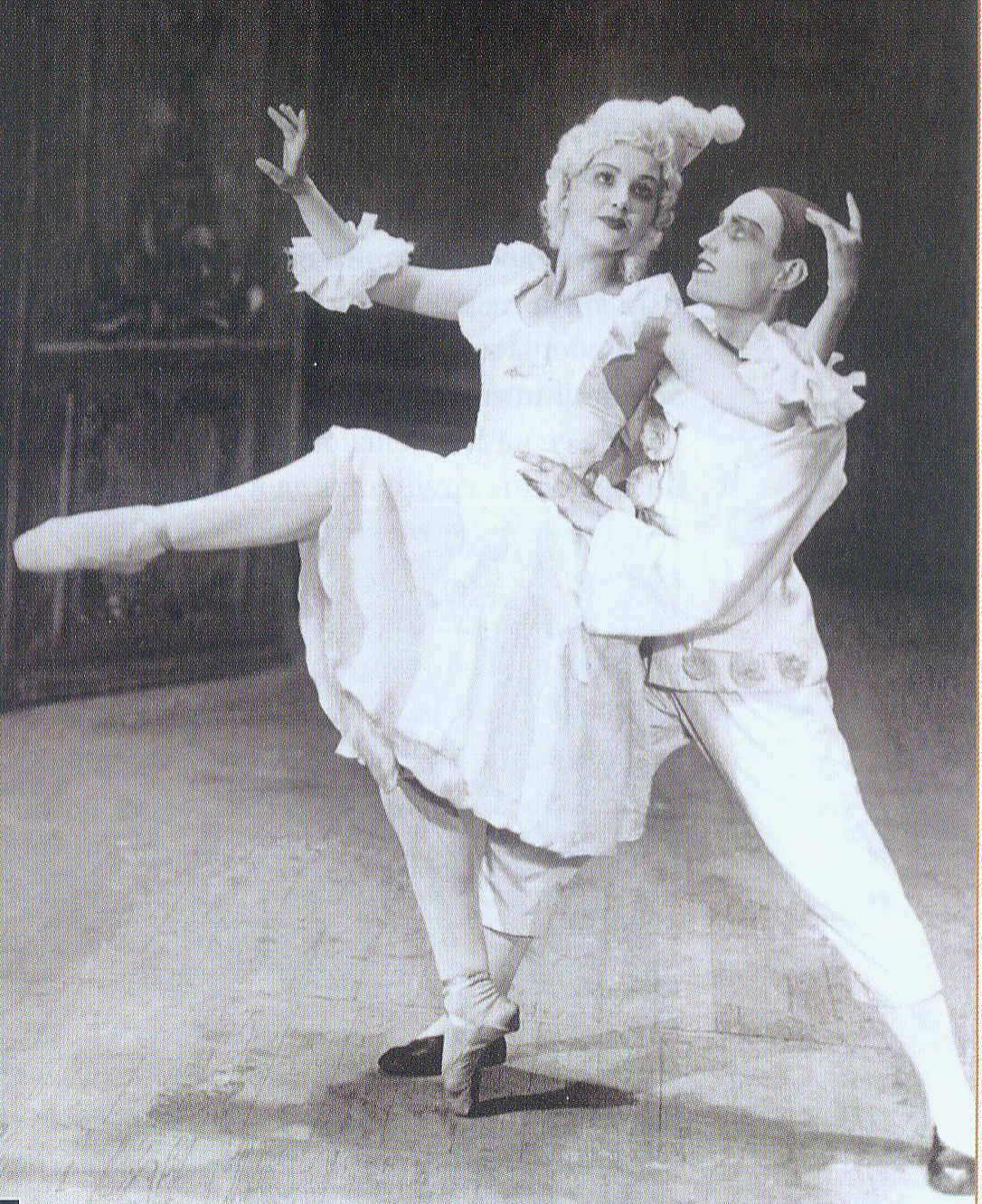 Бася Карпилова в роли Пьеретты в спектакле "Арлекинада" (1945). Источник иллюстрации: Партер. – 2011. – № 3. – С. 19.