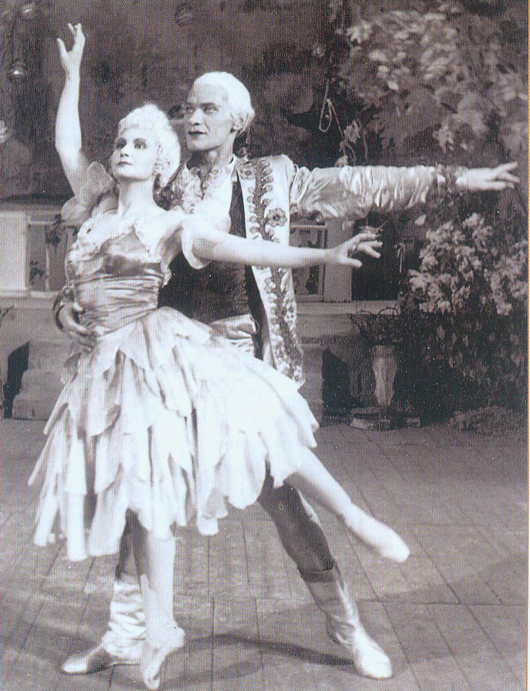 Бася Карпилова в роли Марыльки и Семен Дречин в роли Сымона в спектакле "Соловей" (1950). Источник иллюстрации: Партер. – 2011. – № 3. – С. 19.