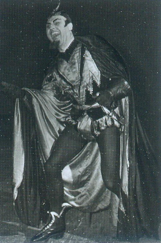 Леонид Бражник в роли Мефистофеля в опере "Фауст" (1950). Источник иллюстрации: Партер. – 2017. – № 4. – С. 37.