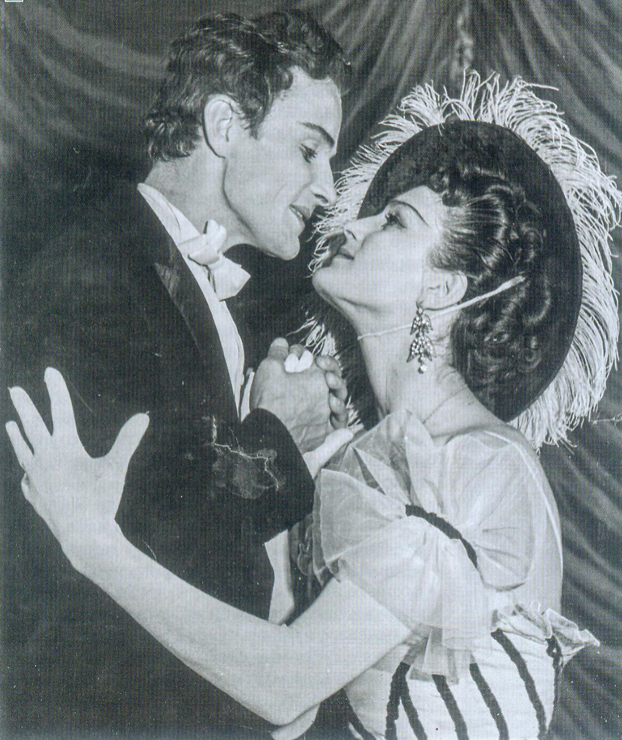 Валерий Миронов и Алевтина Корзенкова в балете "Голубой Дунай". Источник иллюстрации: Партер. – 2017. – № 4. – С. 42.