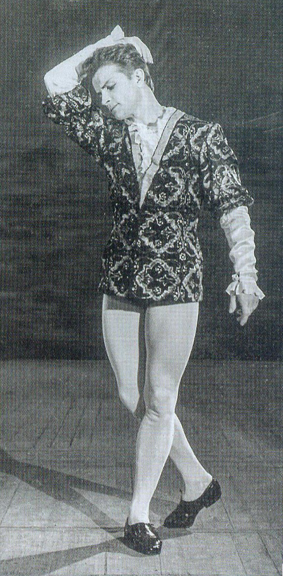 Валерий Миронов в роли Зигфрида в балете "Лебединое озеро". Источник иллюстрации: Партер. – 2017. – № 4. – С. 43.